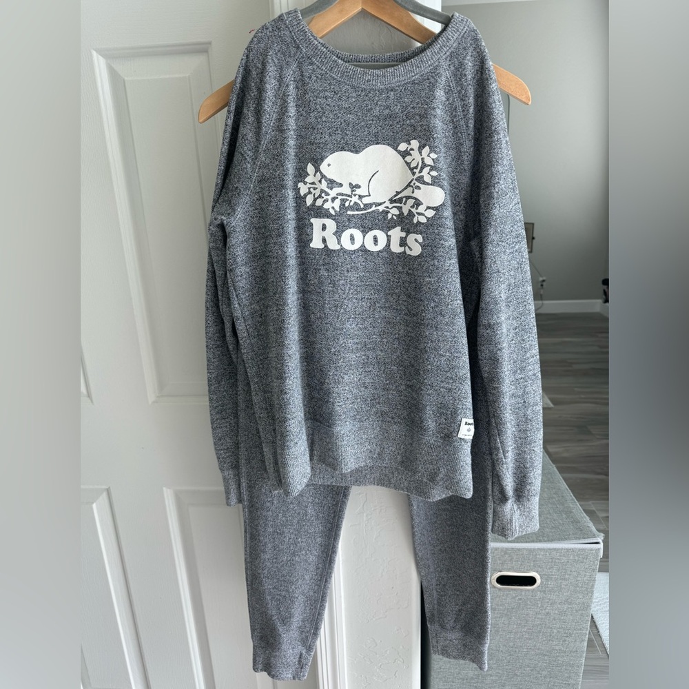 Roots sweatshirt and sweatpant set size small LNWOT